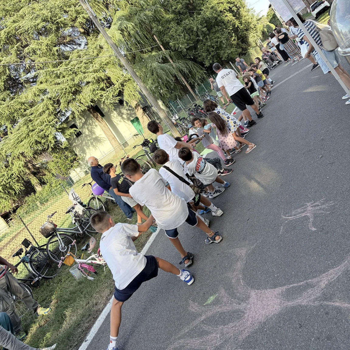 Bambini impegnati nel tiro alla fune durante una giornata di giochi all’aperto dell’associazione